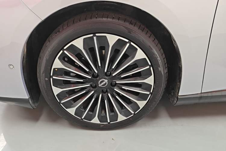 Used Nissan N7 2025 625 Max Left Front Wheel Hub