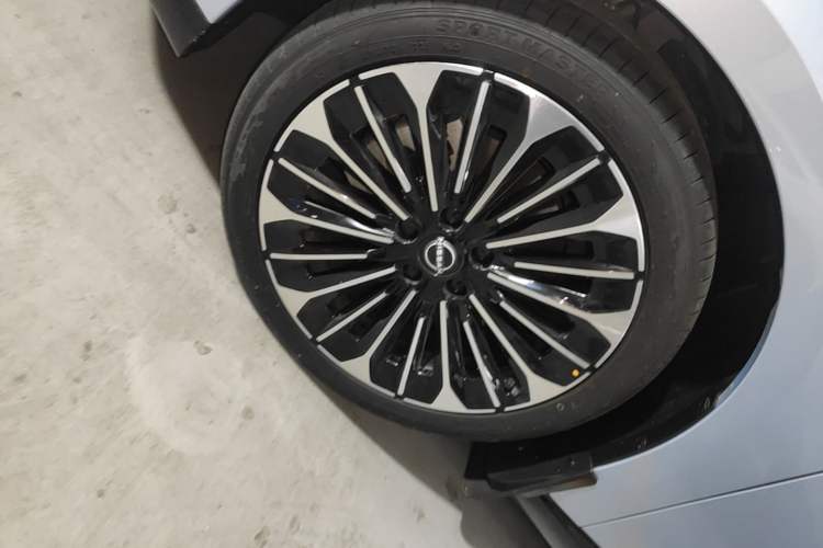 Used Nissan N7 2025 510 Max Left Front Wheel Hub