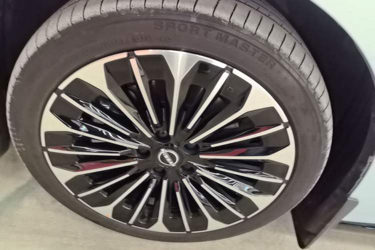 Used Nissan N7 2025 625 Pro Left Front Wheel Hub