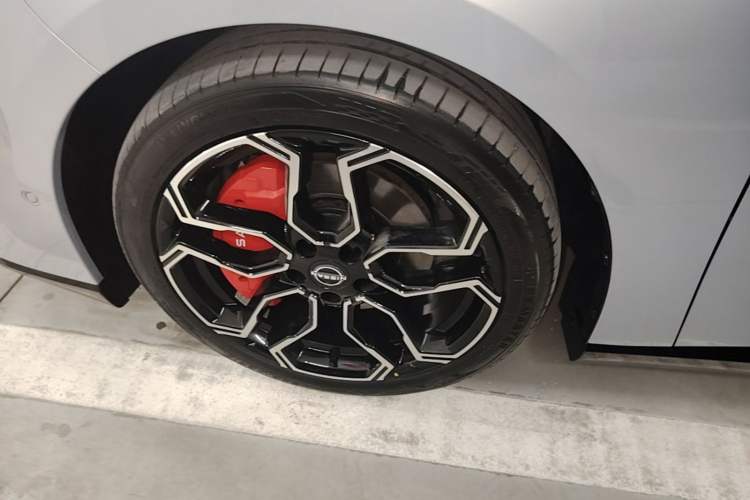 Used Nissan N7 2025 625 Max Left Front Wheel Hub