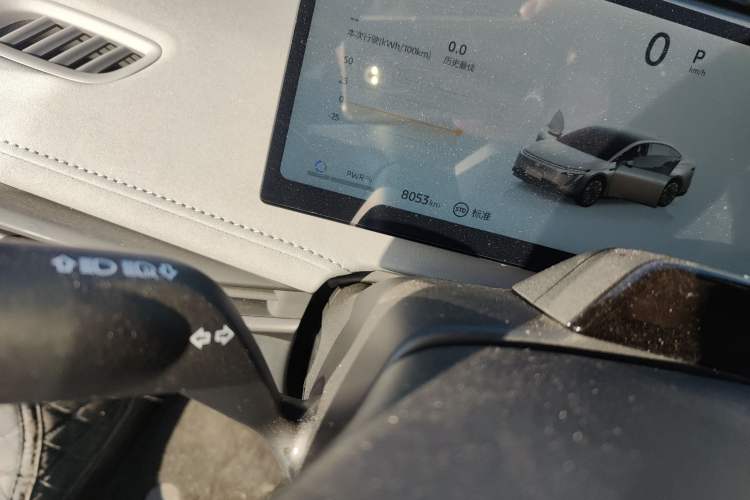 Used Nissan N7 2025 625 Max Odometer Close Up