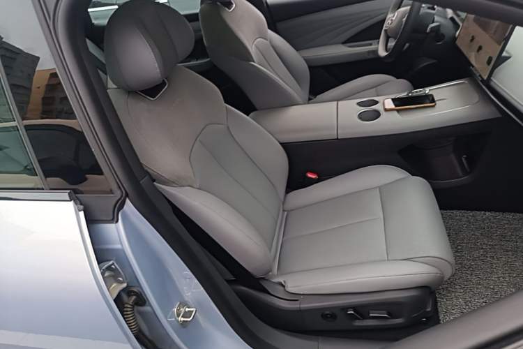 Used Nissan N7 2025 625 Max Right Front Seat