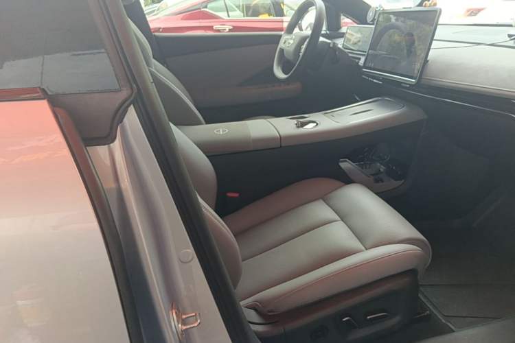 Used Nissan N7 2025 625 Pro Right Front Seat