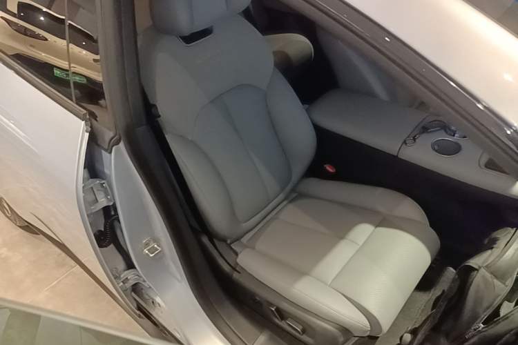Used Nissan N7 2025 625 Pro Right Front Seat