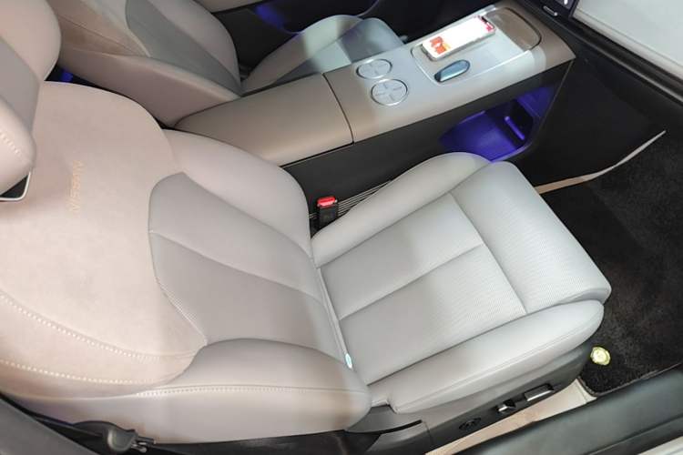 Used Nissan N7 2025 625 Pro Right Front Seat
