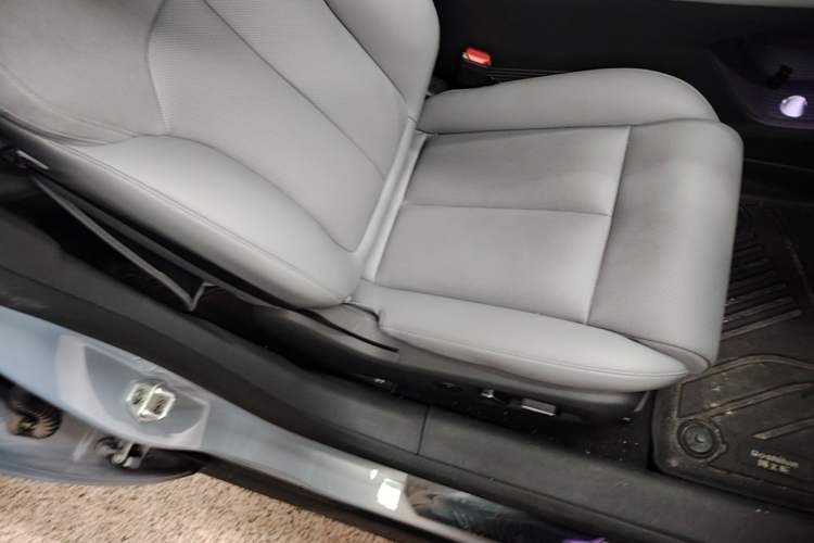Used Nissan N7 2025 625 Max Right Front Seat