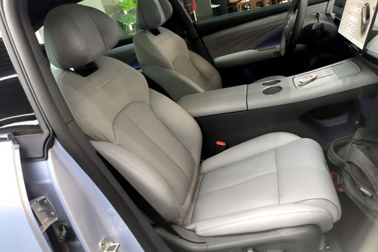 Used Nissan N7 2025 625 Max Right Front Seat
