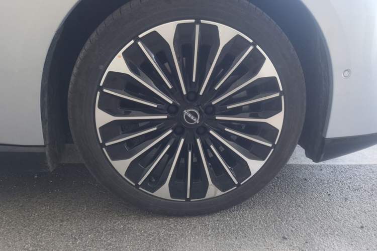 Used Nissan N7 2025 510 Max Right Front Wheel Hub