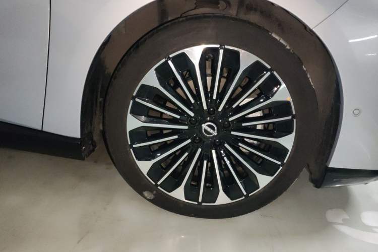 Used Nissan N7 2025 625 Max Right Front Wheel Hub