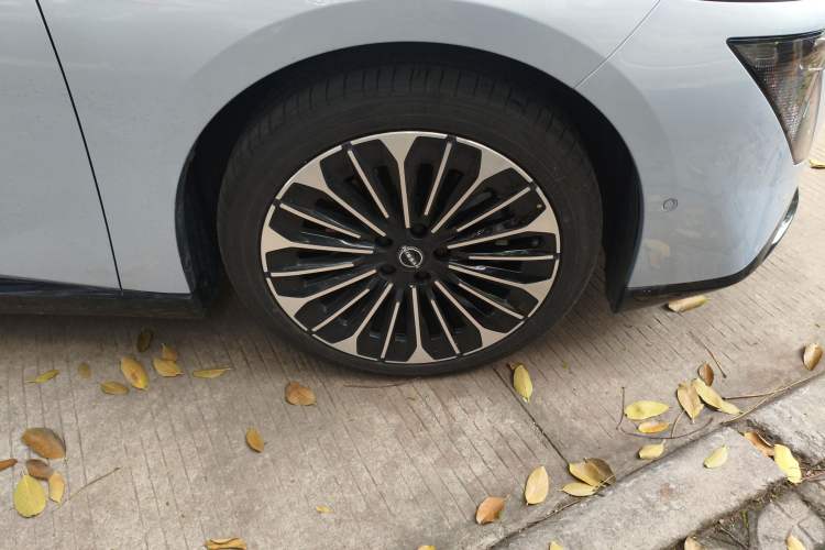 Used Nissan N7 2025 625 Max Right Front Wheel Hub