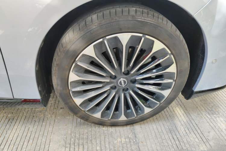 Used Nissan N7 2025 510 Max Right Front Wheel Hub