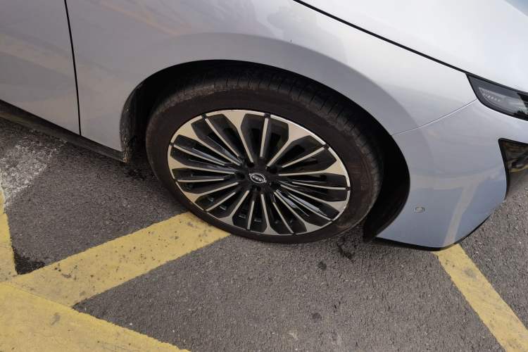 Used Nissan N7 2025 510 Max Right Front Wheel Hub