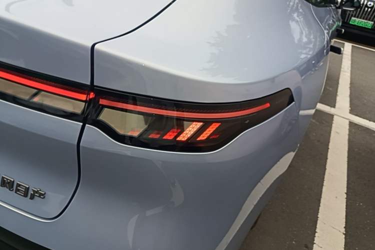 Used Nissan N7 2025 625 Max Right Rear Taillight