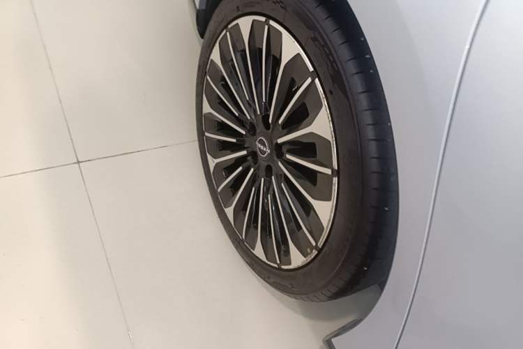 Used Nissan N7 2025 510 Max Right Rear Wheel Hub