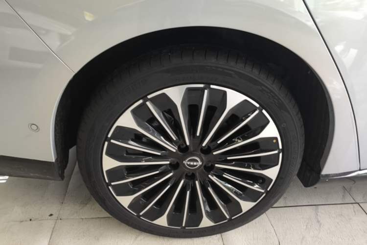 Used Nissan N7 2025 510 Max Right Rear Wheel Hub