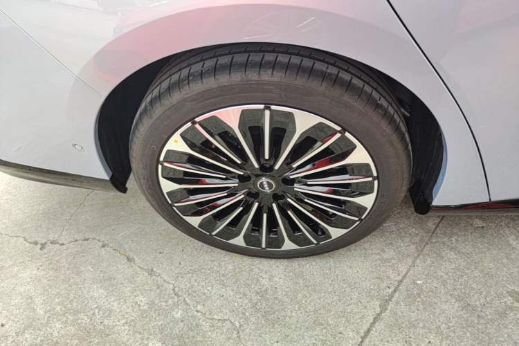 Used Nissan N7 2025 510 Max Right Rear Wheel Hub