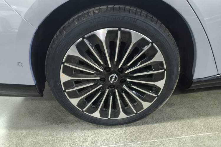 Used Nissan N7 2025 510 Max Right Rear Wheel Hub