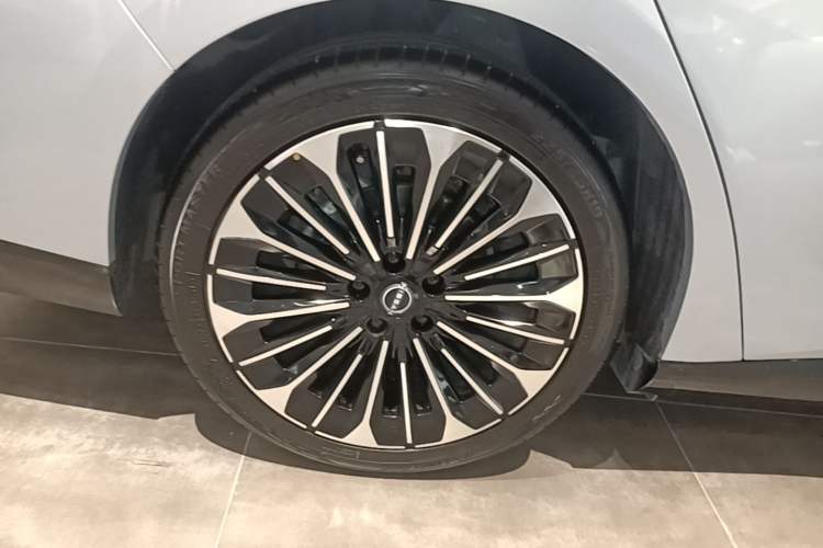 Used Nissan N7 2025 625 Pro Right Rear Wheel Hub