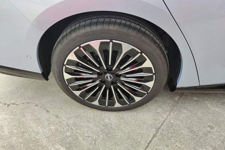 Used Nissan N7 2025 510 Max Right Rear Wheel Hub