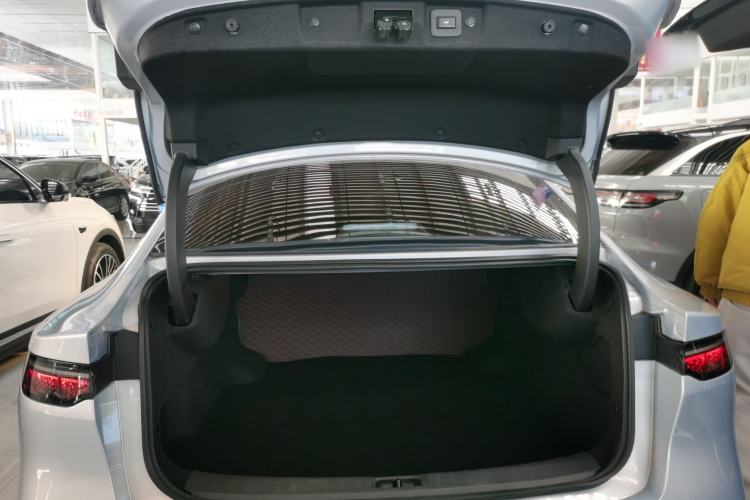 Used Nissan N7 2025 625 Max Trunk