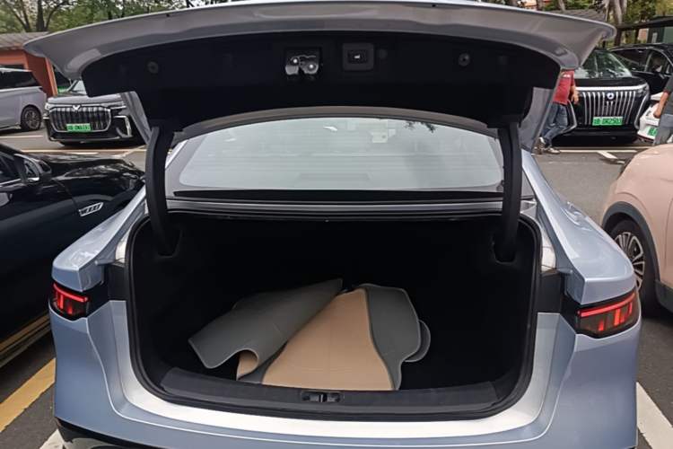 Used Nissan N7 2025 625 Max Trunk