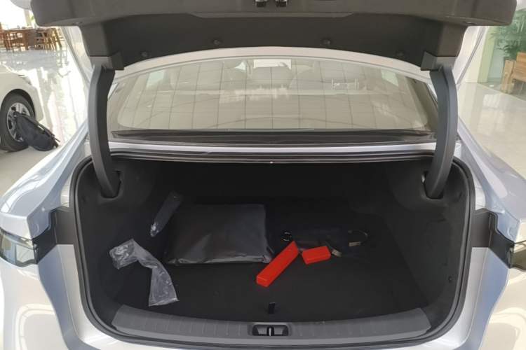 Used Nissan N7 2025 625 Pro Trunk