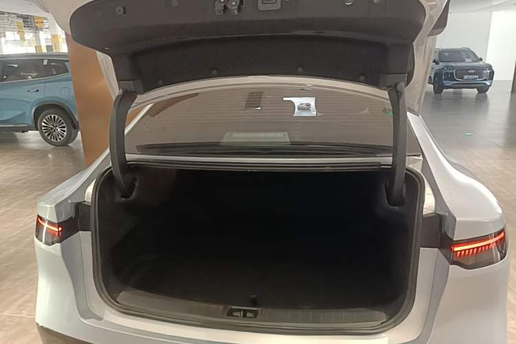 Used Nissan N7 2025 625 Pro Trunk