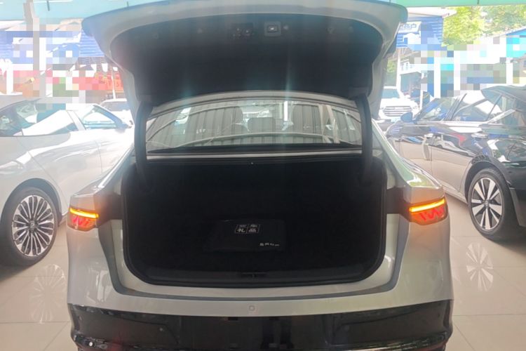 Used Nissan N7 2025 625 Max Trunk