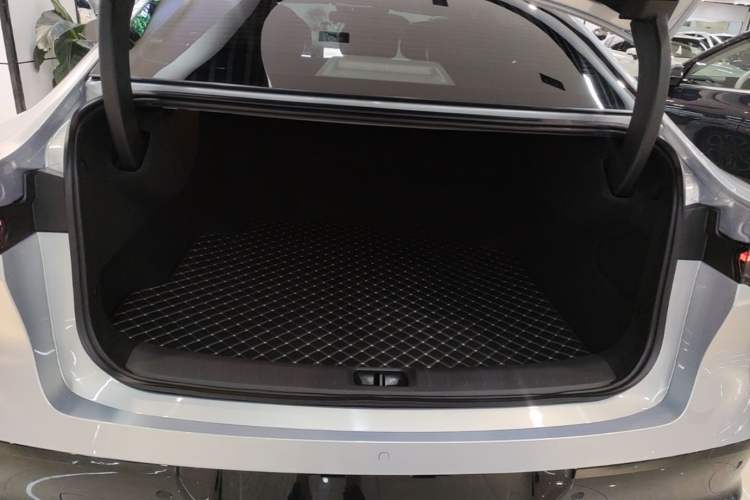 Used Nissan N7 2025 510 Max Trunk