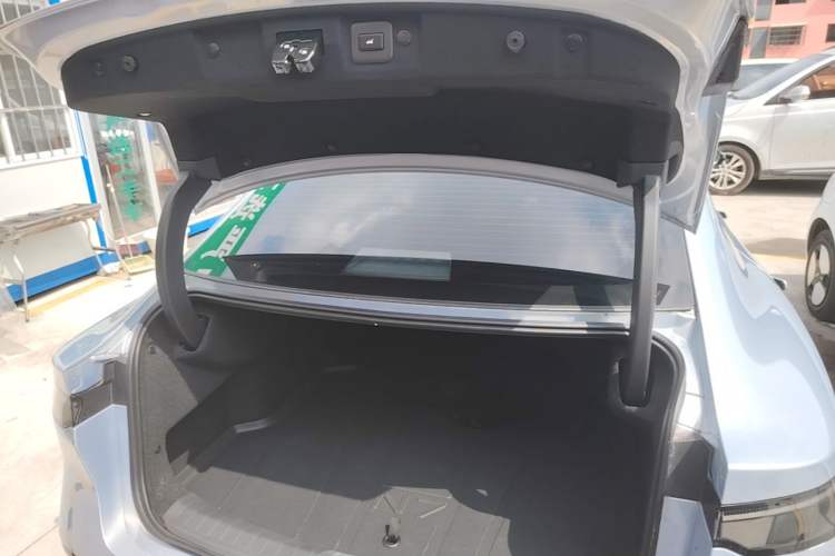 Used Nissan N7 2025 510 Max Trunk