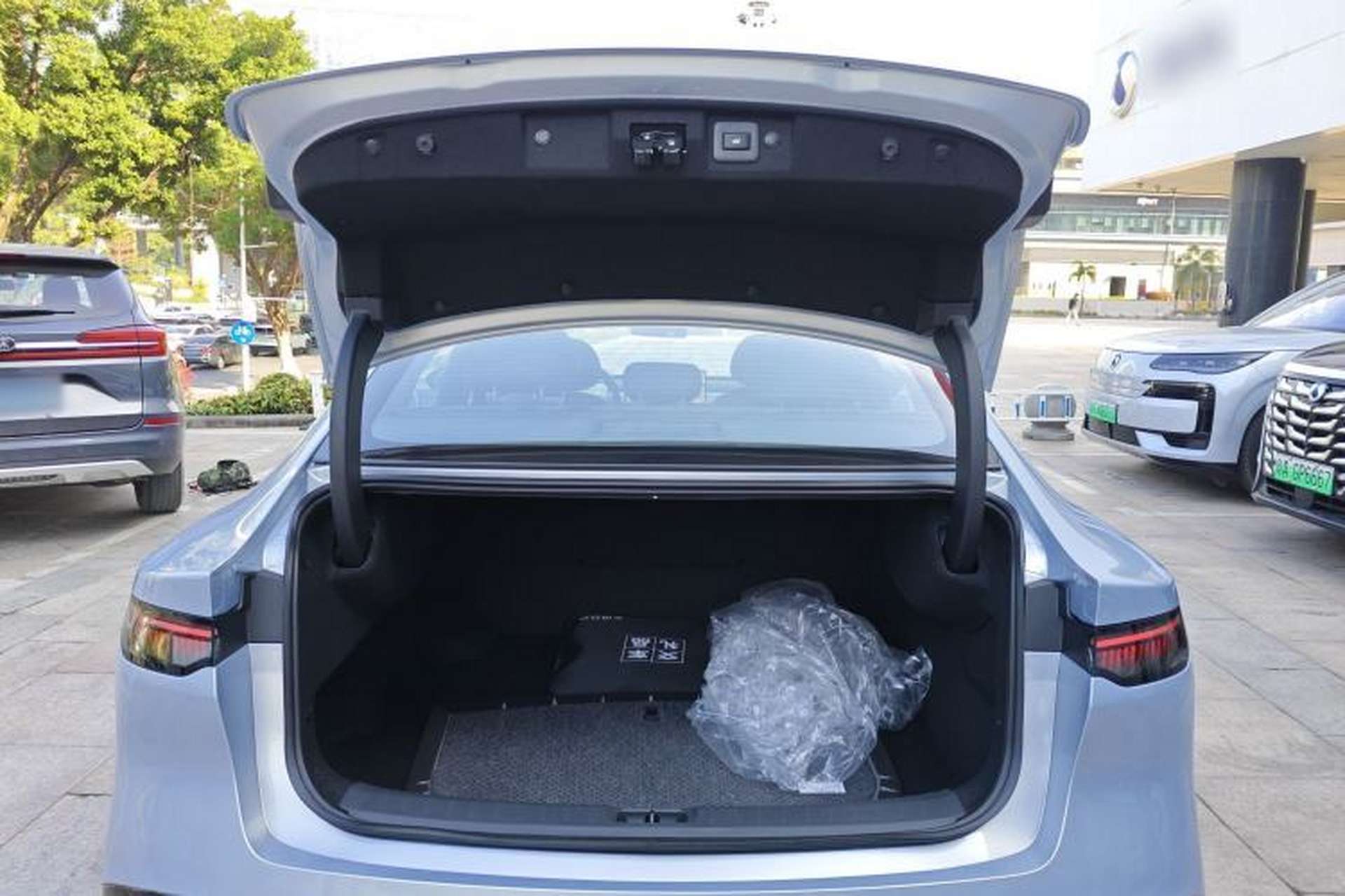 Used Nissan N7 2025 510 Max Trunk