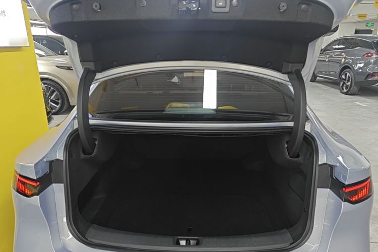 Used Nissan N7 2025 625 Max Trunk
