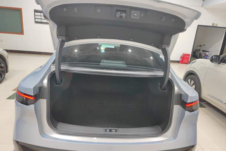 Used Nissan N7 2025 625 Max Trunk