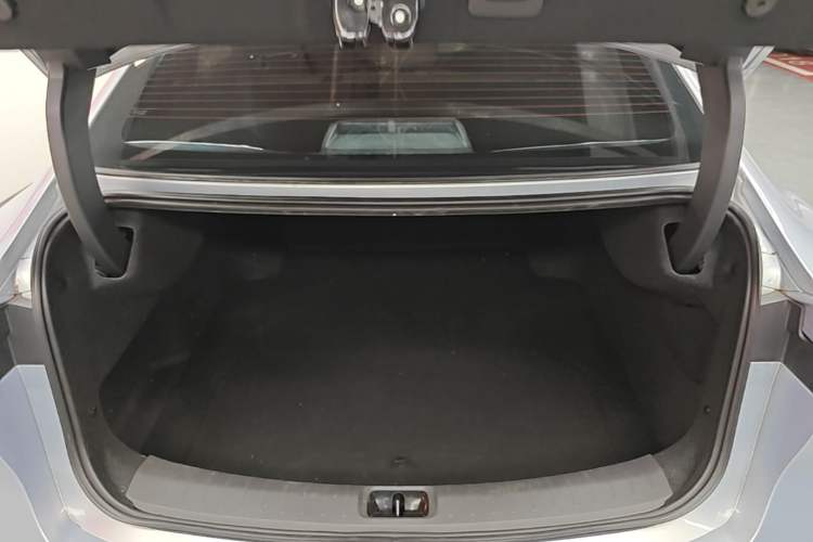 Used Nissan N7 2025 625 Max Trunk