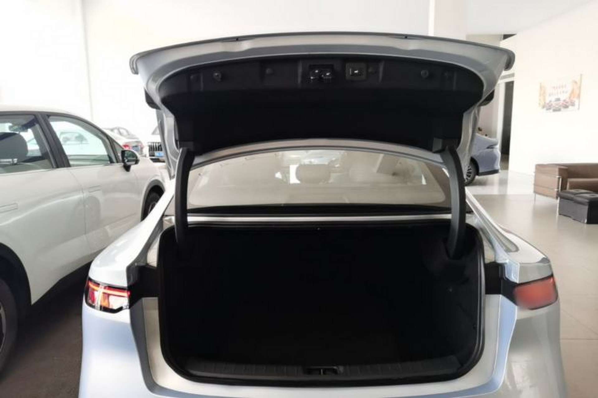 Used Nissan N7 2025 510 Air Trunk