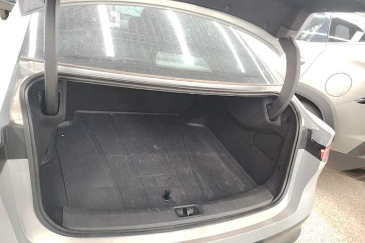 Used Nissan N7 2025 625 Max Trunk