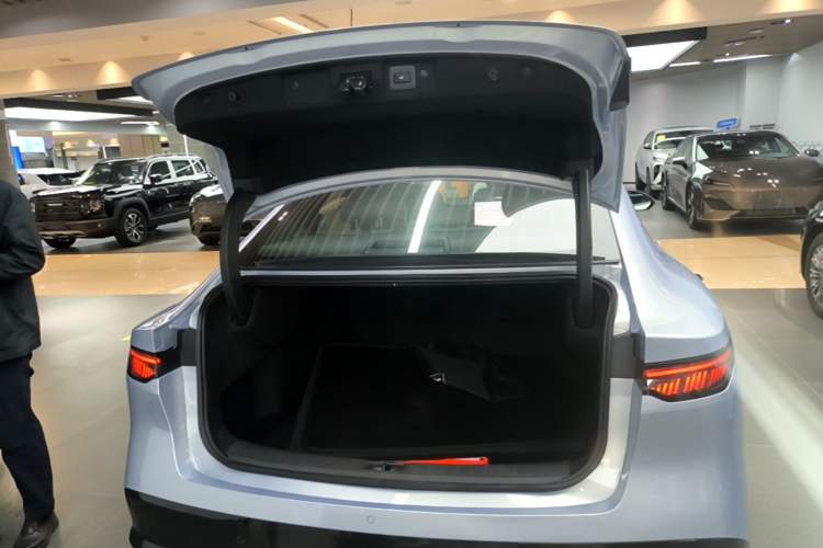 Used Nissan N7 2025 625 Max Trunk