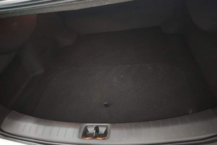 Used Nissan N7 2025 625 Max Trunk