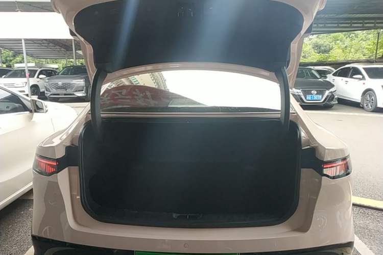 Used Nissan N7 2025 625 Max Trunk