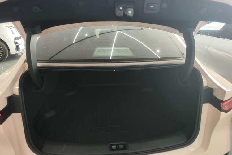 Used Nissan N7 2025 510 Max Trunk