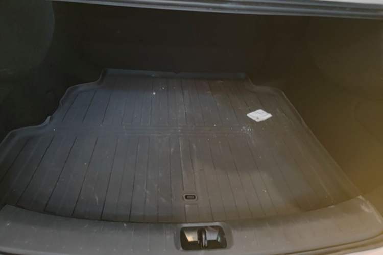 Used Nissan N7 2025 625 Max Trunk