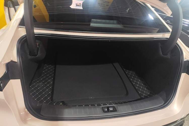 Used Nissan N7 2025 510 Pro Trunk