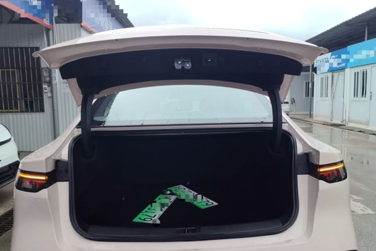 Used Nissan N7 2025 625 Max Trunk