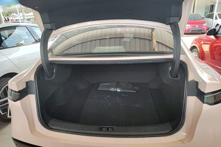 Used Nissan N7 2025 625 Max Trunk