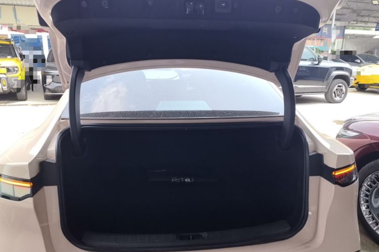 Used Nissan N7 2025 625 Max Trunk