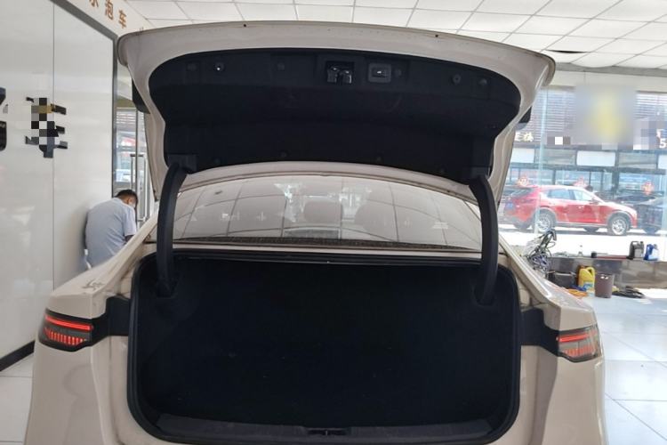 Used Nissan N7 2025 625 Max Trunk