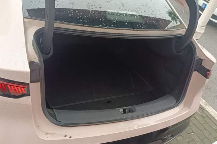 Used Nissan N7 2025 625 Max Trunk