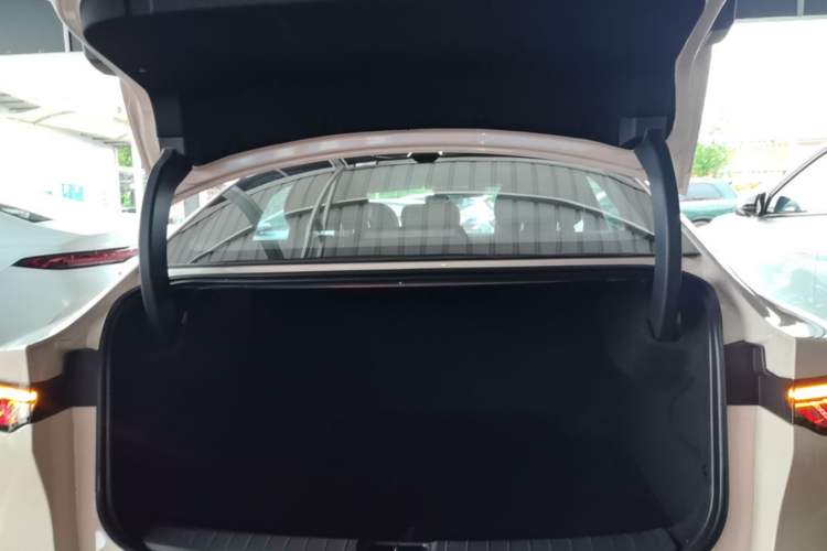 Used Nissan N7 2025 625 Max Trunk