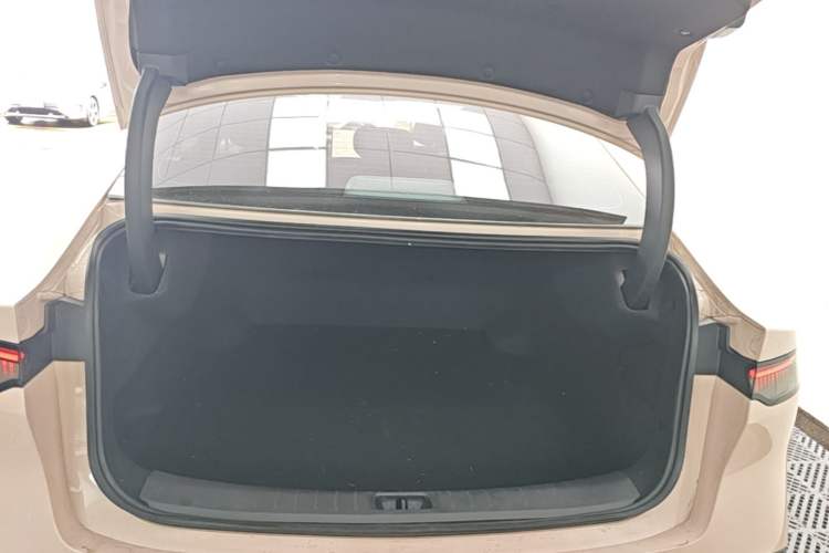 Used Nissan N7 2025 625 Max Trunk