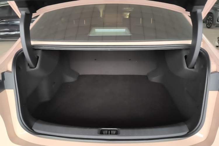 Used Nissan N7 2025 625 Max Trunk